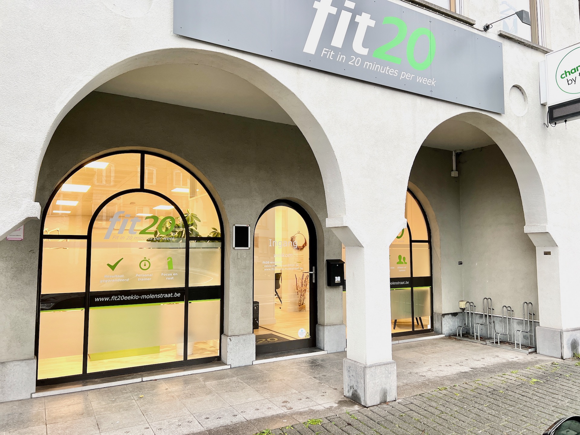 Mooi en commercieel gelegen handelsgelijkvloers met autostandplaats voor 1.500 EUR/mnd - foto 2