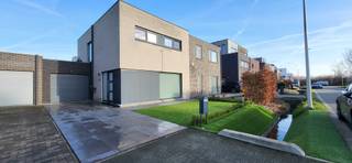 Welkom in deze stijlvolle, energiezuinige, halfopen woning in een rustige, doodlopende straat in Ranst. De woning is gelegen in een recente...