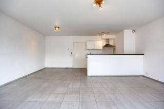 Appartement contemporain, récent et bien entretenu au 3ème étage d'un petit complexe d'appartements à proximité du centre de Boom.<br /><br />La disposition est la suivante :<br />- hall d'entrée spacieux<br />- toilettes séparées<br />- 2 chambres, dont une avec balcon<br />- salle de bain avec baignoire et paroi de douche<br />- rangement<br />- grand salon lumineux avec terrasse<br />- cuisine ouverte<br /><br />Avantages :<br />- ascenseur<br />- EPC favorable : ? ? ? kWh/m² par an<br />- possibilité de louer une place de parking à proximité<br />- frais généraux : 155 euros/mois (eau comprise)<br /><br />Situation : Cet appartement est à vendre à Boom et est situé près du centre. Les commerces et services sont accessibles à pied ainsi que les transports en commun. Par l'A12 et l'E19, vous bénéficiez également d'une connexion rapide et efficace vers Anvers, Malines, Lierre et Bruxelles.<br /><br />Cet appartement est définitivement considéré comme un immeuble de placement !<br /><br />Vous êtes intéressé par cette propriété dans le centre de Boom ? N'hésitez pas à contacter l'un des collègues de Dewaele Real Estate.<br /><br /><br /><br />Le bien est proposé selon la formule Power-sale. Le 09/09/2026 entre 10:00 et 18:00, vous pouvez visiter l'appartement sur rendez-vous et faire une offre. Le prix affiché est un prix indicatif. Pour plus d'informations, veuillez contacter le responsable du dossier.<br /><br />Registre des mesures: non<br /><br />Les images générées par l’IA sont fournies en guise d'inspiration. Elles ne tiennent pas compte des spécifications techniques, ni des renseignements urbanistiques, ni des possibilités concrètes de réalisation.