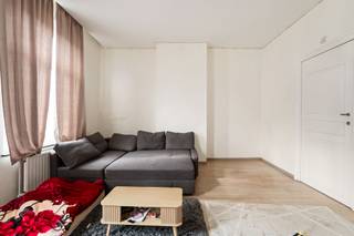 Bent u op zoek naar een instapklaar appartement met een uitstekende ligging? Dit prachtig gerenoveerde studio bevindt zich op een centrale locatie in Koekelberg, op wandelafstand van openbaar vervoer, handelszaken, scholen en met een vlotte verbinding naar het centrum van Brussel.<br /><br />Het appartement is gelegen op 2de verdieping en beschikt over een bewoonbare oppervlakte van 44 m² (volgens EPC). U wordt verwelkomd in een lichtrijke leefruimte met slaaphoek. Aansluitend de uitgeruste keuken en daarnaast de badkamer uitgerust met een douche, lavabo en toilet. <br /><br />Divers: Elektriciteit conform tot 2043, notarisattesten aanwezig, individuele verwarming op aardgas, PVC raamprofiel dubbele beglazing, dak in goede staat en geïsoleerd, ventilatiesysteem en momenteel verhuurd aan €580+€10 en een privatieve kelder aanwezig.<br /><br />Dankzij de centrale ligging, de nabijheid van alle voorzieningen en de uitstekende staat van onderhoud is deze studio een uitstekende opportuniteit voor wie comfortabel wil wonen in de nabijheid van Brussel-centrum.<br /><br />