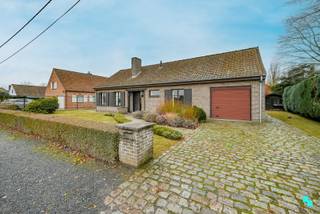 Deze vrijstaande bungalow ligt in een rustige, landelijke omgeving op een ruim perceel van ca. 719 m² en biedt een bewoonbare oppervlakte van ca...