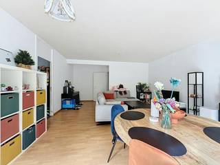 Op een woonoppervlakte van 106 m² vinden we dit ruim en gezellig appartement met twee slaapkamers te huur in Kortrijk. Met het mooie uitzicht over bomen is dit een echte topper!<br /><br />Indeling:<br />2°V.: inkom - ruime, lichtrijke woonkamer - keuken uitgerust met oven, keramische kookplaat, dampkap, dubbele spoelbak en vaatwas - terras - berging - 2 slaapkamers - wasruimte - badkamer voorzien van dubbele lavabo in meubel en inloopdouche. <br /><br />Troeven: <br />- uitstekende locatie nabij centrum Kortrijk<br />- instapklaar<br />- private autostaanplaats en kelderberging zijn inbegrepen<br /><br />Algemeen: <br />- gemeenschappelijke kosten: € 50,00/maand<br />- voorschot op privatief verbruik verwarming: € 50,00/maand<br /><br />Vraag snel je bezoek aan via www.dewaele.com.