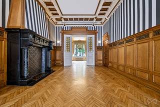 <p><strong>This Sunday, September 13, this property will be exclusively open for viewing during our Open House Day, from 10 am to 11 am. Come and discover it, with or without an appointment.</strong></p>
<p>Located on the prestigious Avenue Albert, in the heart of Forest, discover this magnificent ± 214 m² duplex according to the EPC, an exceptional property where spectacular volumes, charm and refinement come together.</p>
<p>Set within a stunning character building dating from 1910, with a remarkable façade that immediately sets the tone, this property impresses from the very first moment with its authentic charm and extraordinary proportions.</p>
<p>The main level stands out for its impressive ceiling heights of nearly 4 metres and a beautiful succession of three connecting rooms. Three spaces, three very different atmospheres, yet all united by the same sense of elegance and refinement. These include a ± 24 m² living room, a ± 17 m² dining room and a superb ± 23 m² office/library. A generous ± 16 m² kitchen completes this particularly spacious level.</p>
<p>The lower level is entirely dedicated to the sleeping area and comprises three bedrooms and three bathrooms/shower rooms. This layout provides a natural separation between the reception areas and the more private part of the home.</p>
<p>Outside, an exceptional ± 65 m² courtyard extends the living space and provides a genuine additional outdoor area, particularly rare for this type of property.</p>
<p>Thanks to its layout and generous volumes, the property is also ideally suited to a <strong>professional or liberal practice</strong>, while allowing for a comfortable separation between private and professional life.</p>
<p>On the border with Uccle and just moments from the Vanderkindere neighbourhood, the property enjoys a sought-after residential setting while remaining remarkably well connected to the rest of Brussels.</p>
<p>Nature lovers will appreciate the proximity of Forest Park and Duden Park, while the Bois de la Cambre is also within easy reach. Numerous shops, restaurants, schools and public transport connections can be found nearby, particularly around Vanderkindere, Brugmann and Churchill.</p>
<p>A truly distinctive property, offering exceptional volumes and a strong architectural identity, not to be missed.</p>
<p><strong>Want to see more? Discover all the properties exclusively open for viewing on September 13 →</strong><br />https://weinvest.be/fr-BE/search?at=Bruxelles&c=4.35121%2C50.8551&t=place&exclusive=1&src=seo-landing</p>