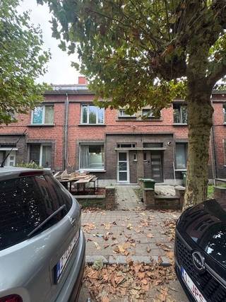 Deze woning is gelegen in een charmante woonwijk, nabij het centrum van Sint-Niklaas!! Winkels, openbaar vervoer, scholen, ... bevinden zich op een boogscheut!! De woning heeft een voortuin, royale achtertuin en GARAGE!! Indeling; inkomhal, woon-en eetkamer, keuken, badkamer met douche, afzonderlijke toilet met berging voor aansluiting was-en droogmachine, mooi terras en grote tuin. Eerste verdieping; 2 ruime slaapkamers. Tweede verdieping; ruime slaapkamer.  Oppervlakte: 240m². Kadastraal inkomen: 444 euro (woning) en 56 euro (garage). Voor meer informatie of vrijblijvend plaatsbezoek 0488/60.05.07