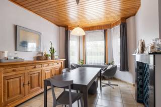 <p><span>Welkom in deze verzorgde gezinswoning in Anzegem, gelegen op een mooi perceel van 1.205 m². De woning combineert aangename leefruimtes met 3 slaapkamers, een dressing, een ruime garage en een diepe tuin met achterliggende weide.</span></p><p><span>De lichtrijke leefruimte bestaat uit een gezellige zithoek en eetplaats en krijgt extra karakter door de houten plafonds en authentieke accenten. Aansluitend bevindt zich de praktische keuken met voldoende kastruimte en ontbijthoek. De badkamer is uitgerust met ligbad, lavabo en toilet.</span></p><p><span>Op de verdieping bevinden zich 3 volwaardige slaapkamers en een praktische dressing.</span></p><p><span>Ook technisch biedt deze woning mooie troeven: 15 zonnepanelen met thuisbatterij, zwarte aluminium ramen met dubbel glas, vliegenramen en rolluiken doorheen de woning.</span></p><p><span>Buiten geniet u van een ruim terras, een volledig omheinde tuin en een gedraineerde weide. De achterzijde van het perceel paalt bovendien aan natuurgebied, wat zorgt voor een bijzonder rustige en groene omgeving.</span></p><p><span>Een verzorgde woning met veel ruimte, privacy en een mooie combinatie van wooncomfort en buitenbeleving.</span></p>