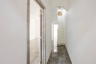 <p>BEZOEKMOMENT op woensdag 17 juni tussen 16u00 en 17u00 (enkel op afspraak)</p><p>Bent u op zoek naar een instapklare woning met drie slaapkamers in het centrum van Sint-Niklaas? Dan is deze woning zeker een bezoek waard!</p><p>Deze gezellige woning is centraal gelegen, op wandelafstand van winkels, scholen en andere voorzieningen.</p><p>Via de inkomhal betreedt u de woning, die toegang biedt tot de lichtrijke leefruimte met open keuken. De open indeling creëert een aangenaam gevoel van ruimte en zorgt voor een vlotte verbinding tussen de verschillende leefruimtes. Vanuit de leefruimte heeft u rechtstreeks toegang tot de gezellige stadstuin, waar u in alle rust kunt genieten van het buitenleven.</p><p>Op het gelijkvloers bevindt zich tevens de badkamer, uitgerust met een ruime inloopdouche, een dubbele wastafel en een toilet. Aansluitend vindt u een praktische berging met aansluitingen voor een wasmachine en droogkast.</p><p>Op de eerste en tweede verdieping bevinden zich drie ruime slaapkamers, die tal van mogelijkheden bieden voor gezinnen, thuiswerkers of hobbyisten.</p><p>Verder beschikt de woning over een handige buitenberging, gelegen aan de stadstuin.</p><p>Troeven van deze woning:<br />- Instapklaar<br />- Drie ruime slaapkamers<br />- Gezellige stadstuin<br />- Praktische buitenberging<br />- Centrale ligging nabij winkels, scholen en openbaar vervoer</p><p>Interesse in deze woning?<br />Neem gerust contact op met Margot Raemdonck via margot.raemdonck@immo-zone.be of telefonisch op 0473 51 80 58 </p>