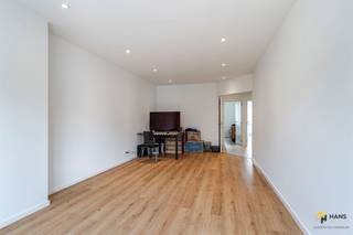 <p><span>Eerste verdieping</span></p><p><span> </span></p><p><span>Gerenoveerd appartement (69 m²) met 1 a 2 slaapkamers en terras (4 m²) in Merksem.</span></p><p><span>Je woont hier op een centrale en vlot bereikbare locatie, met winkels, openbaar vervoer en velo-stations in de directe omgeving. Ook de belangrijkste invalswegen en de snelweg zijn snel bereikbaar, wat zorgt voor een bijzonder praktische ligging.</span></p><p><span>Het appartement maakt deel uit van een kleinschalig gebouw bestaande uit 3 wooneenheden en is gelegen op de eerste verdieping. Doorheen de jaren werden er reeds verschillende belangrijke vernieuwingen uitgevoerd in het gebouw: het dak werd in 2023 vernieuwd en geïsoleerd (14 cm), de zijgevel werd bovenaan geïsoleerd, de elektriciteit is conform en er werden PVC-ramen geplaatst in 2019, en in 2023 werd een nieuwe verwarmingsketel geïnstalleerd. Het appartement zelf is volledig gerenoveerd in 2020 en behaalt een gunstige EPC-score B. Momenteel is het verhuurd aan €780/maand + €35 voor water, wat het eveneens interessant maakt als investering. Er is één gemeenschappelijke watermeter voorzien. </span></p><p><span>Binnenkomen doe je in de centrale hal, die toegang biedt tot nagenoeg alle ruimtes. Vooraan bevindt zich de lichtrijke woonkamer (24 m²) met aansluitend een eerste (slaap)kamer van 4 m². De badkamer (3 m²) is uitgerust met een inloopdouche, toilet, handdoekdroger en lavabomeubel. Achteraan bevinden zich de volwaardige slaapkamer (13 m²) en de aparte keuken (8 m²), voorzien van alle hedendaagse comfort en met aansluiting voor een wasmachine. Vanuit de keuken heb je toegang tot het terras (4 m²) met zuid-oriëntatie.</span></p><p><span>Ben je op zoek naar een instapklaar appartement op een rustige, maar centrale ligging? Mis deze kans niet! Bewoonbare opp. 69 m² – ref.: bruto vloeropp. Voor meer info of een gratis schatting surf naar </span><span><span>www.hansimmo.be</span></span></p><p><span> </span></p>