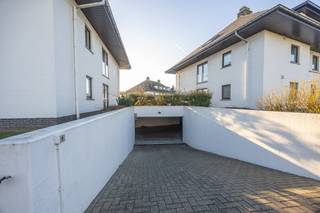 Deze garagebox in <strong>residentie St.-Maxime</strong>, gelegen in het gegeerde domein <strong>Golf Azûr</strong> in Middelkerke, bevindt zich op wandelafstand van het strand en de zeedijk.<br />Een uitstekende opportuniteit op een <strong>TOPlocatie</strong>, ideaal voor wie extra parkeerruimte zoekt of wil investeren aan de kust.<br /><br /><strong>Kenmerken:</strong>
<ul>
<li>Gelegen op verdieping -1</li>
<li>Oppervlakte: 15,50 m²</li>
<li>Afmetingen: 2,75 m breed x 5,63 m diep</li>
<li>Hoogte garagepoort: 1,86 m</li>
</ul>
Deze garagebox is perfect voor <strong>eigen gebruik of als rendabele investering.</strong><br />Interesse? Neem vandaag nog contact op en plan uw bezoek!