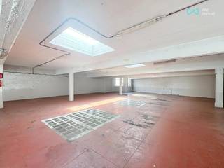 🇳🇱 TE KOOP – MAGAZIJN MET WOONVERGUNNING | CLEMENCEAULAAN, ANDERLECHT🏗 Magazijn van 1.000 m² | 🧱 3 plateaus van ±330 m²📄 Vergunning toegekend...