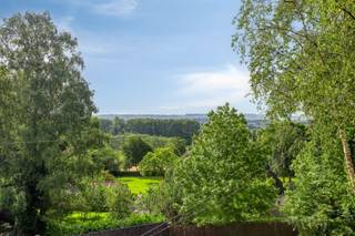 In a quiet cul-de-sac, surrounded by greenery and with a view over Ronse, a stone's throw from Wittentak Chapel and near the Hotond, this casement-style home is for sale. The house has already received a new roof and the framework consists of new triple glazing in high-efficiency profiles. Thanks to leaving the finishing free, you can determine the layout of the rooms yourself. On the ground floor you will find around 50m² of living space with the possibility of an open kitchen and a view of the garden. On the first floor you can have 1 master bedroom with open or separate bathroom. The attic can certainly accommodate 2 rooms. Two cars can be parked in front of the house and the garden is an oasis of calm, fenced in for those who want to let their favorite four-legged friend play safely in the garden. Those who can roll up their sleeves here will have the unique opportunity to make their own fantastic home according to their own creativity. EPC predates the works.