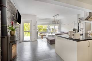 Op een boogscheut van het centrum van Merksem én Schoten, vinden we deze verassend ruime bel-etage woning terug met 5 slaapkamers, garage en ruime tuin. <br /><br />We betreden de woning via de ruime inkomhal op tegelvloer die ons toegang verleent tot de ruime open keuken, voorzien van een gasvuur met dampkap, ingebouwde oven en combi-oven en een vaatwasser. Verder is er een gezellige zit/ eethoek voorzien. De keuken geeft ook uit op de tuin met terras waar het heerlijk vertoeven is. <br /><br />Verder vinden we op het gelijkvloers nog de badkamer terug met douchecabine, toilet en lavabo alsook de garage zelf. <br /><br />Via de trap in de inkomhal betreden we de eerste verdieping op laminaat waar dat we de ruime leefruimte terugvinden, 2 slaapkamers en een kleine aparte ruimte die gebruikt kan worden als berging, bureau of toilet. <br /><br />Op de 2e verdieping vinden we nog 2 ruime slaapkamers terug alsook nog een extra gastenkamer en een apart toilet. <br /><br />De oprit heeft plaats voor 2 auto's alsook kan men hier makkelijk straatparkeren. 