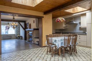 In een rustige en residentiële buurt in Aalbeke, op een steenworp afstand van Kortrijk, bevindt zich deze woning met enorm potentieel in...