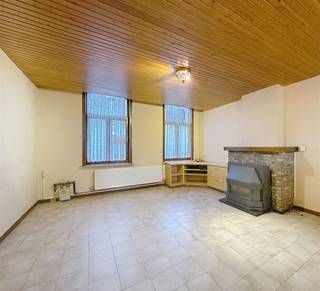 Welkom in deze ruime en functioneel ingedeelde woning in Dudzele, net buiten Brugge. De eigendom valt meteen op door de grote garage en lange...