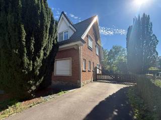 De woning word verhuurd in de huidige staat en is beschikbaar voor 1 jaar. De overeenkomst kan mogelijks verlengd worden. <br /><br />Op de eerste en tweede verdieping van dit gebouw kan u deze woning terugvinden. <br /><br />De eerste verdieping bestaat uit een hal - voorzien van vestiaire gedeelte en apart toilet - dewelke via de twee glazen deuren toegang biedt tot het leefgedeelte. De woonkamer geniet van voldoende natuurlijk licht via de grote ramen. Deze geven uit op het aangename terras. De keuken kan je aansluitend aan de leefruimte terugvinden. <br />Verderop kan je de badkamer met bad en douche terugvinden, alsook twee eerste slaapkamers. <br /><br />Op de tweede verdieping kan je de drie overige slaapkamers, alsook de bureauruimte terugvinden. Hier bevindt zich ook een douchekamer. <br /><br />Voldoende opbergruimte heb je in de verschillende bergingen en kelderruimtes, waar tevens ook de ondergrondse garage zich bevindt. <br /><br />Parkeren kan je makkelijk op de oprit langs de woning of in de ondergrondse garage. <br /><br />Buiten geniet je van de tuin met voldoende privacy, ideaal voor ontspanning. De nabijheid van scholen, winkels en openbaar vervoer maakt deze woning tot een praktische en aantrekkelijke keuze voor iedereen die wil wonen in Herent.