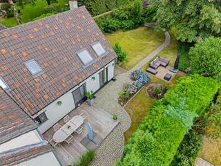 Op een gegeerde locatie in Zoersel bevindt zich deze ruime, instapklare woning op een prachtig perceel van 1.257 m². De woning onderging in 2018 een grondige renovatie en combineert hedendaags wooncomfort met authentieke charme en een doordachte indeling. Dankzij de aanwezigheid van twee keukens en twee leefgedeeltes is deze eigendom bovendien uitermate geschikt voor kangoeroewonen, een praktijkruimte of een inwonend familielid.<br /><br />Indeling:<br />Via de inkomhal, voorzien van een vestiairekast en een gastentoilet, betreedt u de woning. De lichtrijke leefruimte met eetkamer sluit naadloos aan op de open, volledig uitgeruste keuken, waardoor een aangename leefomgeving ontstaat.<br /><br />Op het gelijkvloers bevinden zich twee volwaardige slaapkamers, een extra kamer die momenteel ingericht is als dressing maar perfect als derde slaapkamer of bureau kan dienen, en een stijlvolle badkamer uitgerust met een ligbad, een inloopdouche en een wastafelmeubel.<br /><br />De eerste verdieping biedt een bijzonder veelzijdige woonverdieping. Hier bevindt zich de masterbedroom met ingemaakte kasten, een aparte strijkkamer, een afzonderlijk toilet en een tweede badkamer met ligbad en wastafelmeubel. Daarnaast beschikt deze verdieping over een tweede open keuken en een lichtrijke leefruimte, ideaal voor kangoeroewonen of een zelfstandige woonentiteit.<br /><br />Buitenruimte<br />De verzorgde tuin vormt een oase van rust en privacy en is prachtig aangelegd op het ruime perceel van 1.257 m². Achteraan bevindt zich een moestuin voor liefhebbers van tuinieren, terwijl het praktische tuinhuis extra bergruimte biedt. De buitenruimte leent zich perfect om in alle rust te genieten van het groen en de omgeving.<br /><br />Bijzonderheden<br />•Grondig gerenoveerd in 2018<br />•Perceel van 1.257 m²<br />•Bewoonbare oppervlakte van ca. 279 m²<br />•Vier slaapkamers<br />•Twee badkamers<br />•Twee volledig uitgeruste keukens<br />•Uitstekend geschikt voor kangoeroewonen<br />•EPC-label C<br />•Gegeerde ligging in Zoersel<br /><br />Een verzorgde en instapklare woning op toplocatie waar comfort, privacy en rust mooi samenkomen.