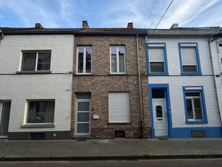 Deze woning is tot op het casco gestript en volledig heropgebouwd. Wat overblijft is geen gerenoveerd rijhuis, maar een woning die aanvoelt als een nieuwbouw: open, licht en zonder de smalle, donkere gang die je in panden van dit type gewoon bent.<br /><br />De volledige gelijkvloerse verdieping is opengewerkt. Leefruimte, eetplaats en keukenzone lopen in elkaar over, met zicht tot in de tuin. De trap naar boven ligt in een lichtrijke schacht, waardoor het daglicht tot diep in de woning binnenvalt.<br /><br />Op de eerste verdieping vind je drie volwaardige slaapkamers en een volledig nieuwe badkamer.<br /><br />Technisch als een nieuwbouw<br /><br />Renovatie 2026, alles nieuw: elektriciteit, sanitair, isolatie, afwerking<br />Vloerverwarming doorheen de woning<br />Volledig geïsoleerd, EPC-label A<br />Nieuwe crepi-afwerking aan de achtergevels<br /><br />Dat betekent lage verbruikskosten, een comfortabele en gelijkmatige warmte, en geen renovatiewerk dat later nog op je wacht.<br /><br />De tuin ligt op het zuidwesten: zon vanaf de late voormiddag tot het einde van de dag. Precies de oriëntatie waar je 's avonds nog buiten zit.<br /><br />De woning is momenteel in afwerkingsfase en wordt volledig afgewerkt opgeleverd tegen november 2026. De keuken is niet inbegrepen en wordt door de koper zelf geplaatst.<br /><br />Afgewerkte afbeeldingen zijn simulatiebeelden ter illustratie. De weergegeven meubilering, keuken en afwerkingsmaterialen zijn niet inbegrepen in de verkoop, tenzij anders vermeld. Oppervlaktes en technische gegevens onder voorbehoud; de akte is bepalend.<br /><br />Afspraak via Dewaele.com of 0472/18.38.39<br /><br />De algemene voorwaarden van Dewaele DIY kunt u steeds raadplegen via dewaele.com.<br /><br />Bestuursmaatregelen in het maatregelenregister: nee