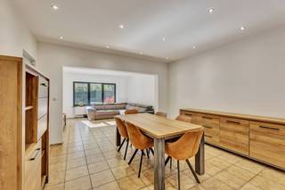 <p>Voor een bezoek bel 054/69 39 36 - Op een strategische uitvalsbasis nabij Ninove bevindt zich deze <strong>verder af te werken woning met veel potentieel</strong>. Het centrum van Ninove bereikt u op slechts 5 minuten rijden, terwijl de woning gelegen is langs de verbindingsweg richting Halle en Brussel, wat zorgt voor een <strong>vlotte bereikbaarheid</strong>. De woning werd reeds deels gerenoveerd en is <strong>momenteel instapklaar</strong>, maar biedt nog tal van mogelijkheden om verder te moderniseren en energetisch te optimaliseren naar de hedendaagse normen. Het gelijkvloers omvat een inkomhal, een ruime en lichtrijke living met salon en eetplaats, een bureau (ideaal voor thuiswerk), een leefkeuken, een berging/wasplaats, een apart toilet en een garage. Op de eerste verdieping bevinden zich een nachthal, een badkamer en <strong>twee slaapkamers</strong>. Via een vaste trap bereikt men het <strong>zolderverdiep, waar nog twee extra kamers kunnen ingericht worden</strong>. Verder beschikt de woning over een ruime oprit en een onderhoudsvriendelijke betegelde voortuin. CV op stookolie - Buitenschrijnwerk in hout met enkele beglazing en aluminium met dubbele beglazing - Dak met pannen - <strong>Elektriciteit conform</strong>.</p>