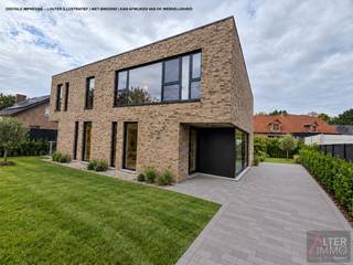 <strong>Moderne halfopen nieuwbouwwoning van circa 170 m² gelegen op een perceel van 4a 08ca.:</strong><br /><br />Deze woning maakt deel uit van een kleinschalig project van 2 woningen en wordt in deze advertentie volledig afgewerkt aangeboden.<br />Bij de volledige afwerking wordt de woning instapklaar opgeleverd, zodat u zonder grote zorgen kunt verhuizen naar uw nieuwe thuis.<br />De eigentijdse architectuur, grote raampartijen en praktische indeling zorgen voor een aangename en lichtrijke ervaring.<br />Dankzij de ligging aan de Kampstraat geniet u van een rustige woonomgeving, gecombineerd met een vlotte bereikbaarheid van het centrum van Genk en de omliggende gemeenten.<br /><br />Op het gelijkvloers beschikt de woning over een inkomhal met vestiaire, afzonderlijk toilet, berging, keuken, hobbyruimte (bureau) en een ruime leefruimte.<br />Vanuit de leefruimte is er rechtstreeks toegang tot het terras en de tuin.<br /><br />De verdieping omvat 3 slaapkamers, waarvan de master bedroom beschikt over een aansluitende dressing.<br />Verder zijn er een badkamer, afzonderlijk toilet en tweede berging voorzien.<br /><br />Optioneel kan de woning, tegen meerprijs, worden uitgerust met airconditioning, bestaande uit 5 binnenunits.<br /><br /><strong>Deze woning wordt eveneens aangeboden in casco+ staat, aan een gereduceerde prijs.<br />Bezoek onze website voor meer informatie of contacteer ons vrijblijvend op 011 53 35 53.</strong><br /><br /><strong>Extra troeven:</strong><br />+ Nieuwbouw HOB<br />+ Volledig afgewerkt en instapklaar of keuze voor casco+ en mogelijkheid tot persoonlijke afwerking<br />+ Lichtrijke leefruimtes dankzij de vele raampartijen<br />+ Energiezuinig wonen<br />+ Rustige, residentiële ligging<br /><br /><em>De getoonde digitale impressiebeelden zijn illustratief en niet bindend. </em>