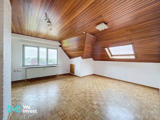 Lichtrijk appartement gelegen in een residentiele wijk in Meise<br /><br />Mooi en goed onderhouden appartement op de vierde en tevens bovenste verdieping van een kleinschalig gebouw. Het appartement beschikt over een ruime inkomhal met apart toilet, een gezellige leefruimte met parket, een keuken met veel bergruimte, een badkamer met ligbad en aansluitingen voor een wasmachine, en een zeer ruime slaapkamer.<br /><br />Ideaal als eigen woonst én een interessante investeringsopportuniteit. <br />Gemeenschappelijke lasten: €150/maand (gemeenschappelijke kosten, lift en privatief waterverbruik+verwarming).<br /><br />Info en bezoeken: 02/262.45.78 - meise@weinvest.be