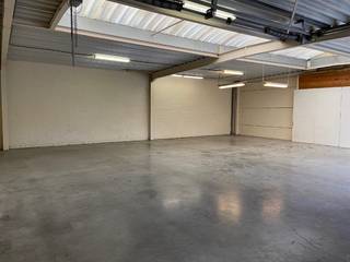 Ruime opslagplaats / magazijn met aparte oprit bestaande uit 1 open ruimte met een oppervlakte van +/- 160 m².<br /><br />- Oprit afgesloten met hekken ;<br />- Elektriciteit, water en verwarming aanwezig ;<br />- Geschikt voor verschillende doeleinden ; <br />- Grote vrachtwagens met oplegger kunnen niet tot aan het magazijn rijden ;<br />- Hand carwash niet mogelijk ! ;<br />- Overal betonvloer ;<br />- Grote sectionaalpoort ( Hoogte: 3.20m);<br />- Zeer vlotte bereikbaarheid ;<br /><br />- Onroerende voorheffing: +/- 625€/jaar ;<br />- Vrij vanaf 01/01/2027 ;<br /><br />=> Voor meer info of een bezoek kan je ons kantoor te Waregem contacteren op nummer 056/ 60.33.66 (Optie 2 Waregem)