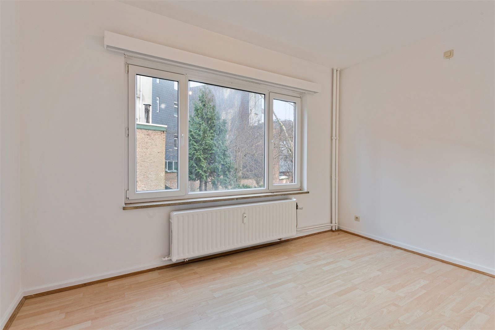 Op te frissnen 2 slpk appartement op centrale en vlot bereikbare ligging. - foto 5