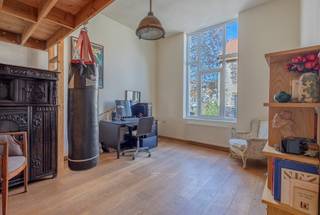 <p>Découvrez cet appartement exceptionnel et authentique situé dans une élégante maison de maître, où le caractère et le confort contemporain se marient harmonieusement.<br />Situé dans une petite copropriété bien entretenue, l’appartement a été entièrement rénové en 2011 dans le respect des éléments d’origine et du caractère unique du bâtiment.<br /></p><p>En entrant dans l’appartement, vous accédez à un hall d’entrée avec toilettes séparées, qui mène à une cuisine ouverte entièrement équipée ainsi qu’à un séjour particulièrement spacieux et lumineux. Les grandes baies vitrées apportent une abondance de lumière naturelle et soulignent l’atmosphère chaleureuse, tandis que le parquet authentique et les détails de charme confèrent à l’ensemble un cachet unique.<br /></p><p>L’appartement dispose de deux chambres complètes, chacune avec une mezzanine. Il comprend également un espace bureau/chambre supplémentaire avec mezzanine, idéal comme espace de télétravail ou salle de loisirs. En outre, vous trouverez une salle de bains, une salle de douche et un espace de rangement pratique.<br /></p><p>Une cave privative est également incluse.<br /></p><p>La localisation est un atout majeur : à deux pas de Tour &amp; Taxis, à distance de marche du parc L28 et bénéficiant d’une excellente accessibilité grâce aux connexions de métro et de bus à proximité.<br /></p><p>Atouts supplémentaires :</p><ul><li><p>PEB favorable (classe D)</p></li><li><p>Installation électrique conforme</p></li><li><p>Chaudière au gaz récente (2026)</p></li><li><p>Charges communes très faibles</p></li></ul><p>En résumé, une opportunité unique pour ceux qui recherchent un appartement de caractère dans un emplacement de premier choix.<br /></p><p><strong>Intéressé(e) ?</strong> Planifiez votre visite dès aujourd’hui via le site web de Living Stone !</p>