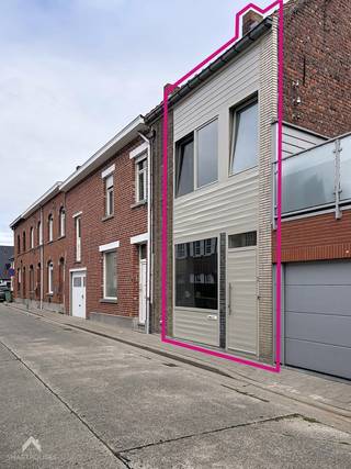 <p>Op zoek naar een instapklare woning met karakter én een fijne buitenruimte? Deze gerenoveerde rijwoning combineert comfort met gezelligheid en een praktische indeling.</p>
<p>Je komt binnen via de inkomhal met een apart toilet. De gezellige leefruimte vormt het hart van de woning, met een sfeervolle zithoek voorzien van een gashaard en een aangename eethoek met zicht op én toegang tot de gezellige stadstuin. Een heerlijke plek om te ontspannen of gezellig te tafelen.</p>
<p>De ruime, praktische keuken sluit mooi aan bij de leefruimte. Extra bergruimte vind je in de kelder.</p>
<p>Op de eerste verdieping bevinden zich ruime slaapkamers en een badkamer met bad/douche, lavabo en toilet. Via een luik bereik je de ruime, geïsoleerde bergzolder van maar liefst 38 m², ideaal als extra stockageruimte of voor wie nood heeft aan bijkomende bergruimte.</p>
Een charmante, gerenoveerde woning waar je zonder grote werken meteen je nieuwe thuis van kunt maken!<br /><br />Extra troeven<br /><br />
<ul>
<li>EPC D</li>
<li>gerenoveerd in 2025</li>
<li>kelder en zolder</li>
<li>nabij belangrijke invalswegen, winkels, scholen</li>
<li>vlakbij het centrum van Lauwe</li>
<li>instapklaar</li>
</ul>
<br />Deze woning is te koop ZONDER makelaar via het concept van Smart Houses. Wenst u verdere inlichtingen of een bezoek? Contacteer rechtstreeks de eigenaar via 0476/655.799