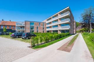 Deze assistentiewoning krijgt in Villa Moeie een geheel nieuwe dimensie door de grote glaspartijen en de natuurlijke lichtinval. Het ruime...