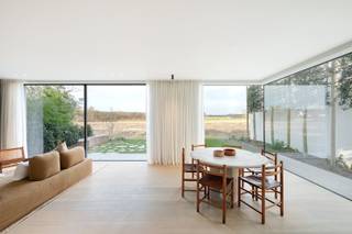 Villa de nouvelle construction jouissant de vues uniques et de beaux espaces, nichée dans un environnement verdoyant à la lisière du Zoute, près du Vieux Moulin. <br /><br />Composition: <br />Hall d'entrée spacieux avec vestiaire et toilettes invités. Espace de vie lumineux avec salon et salle à manger bénéficiant de minimal windows et d'une belle hauteur de plafond offrant des vues uniques sur les polders. Luxueuse cuisine ouverte avec coin petit-déjeuner.<br />Le premier étage comprend 3 belles chambres doubles, chacune avec sa propre salle de bain ou de douche et ses armoires encastrées. La chambre principale dispose d'une salle de bains attenante (double lavabo, baignoire, douche à l'italienne et toilettes séparées). Deuxième et troisième chambres avec salle de douche et placards. Toilettes séparées dans le hall de nuit.<br />Au deuxième étage, se trouve une quatrième grande chambre , avec salle de douche (lavabo et douche à l'italienne), toilettes séparées et armoires encastrées.<br /><br />La villa dispose d'un sous-sol complet avec une grande salle polyvalente, des toilettes séparées, une buanderie et un local technique.<br />La salle polyvalente peut servir d'espace de détente avec bar, salle de sport, home cinéma,...<br /><br />Garage intérieur pour une voiture.