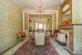 ALVERINGEM: Karaktervolle herenwoning uit het interbellum (jaren 30) met authentieke geveldetails en een warm landelijk interieur op 3.253 m²...