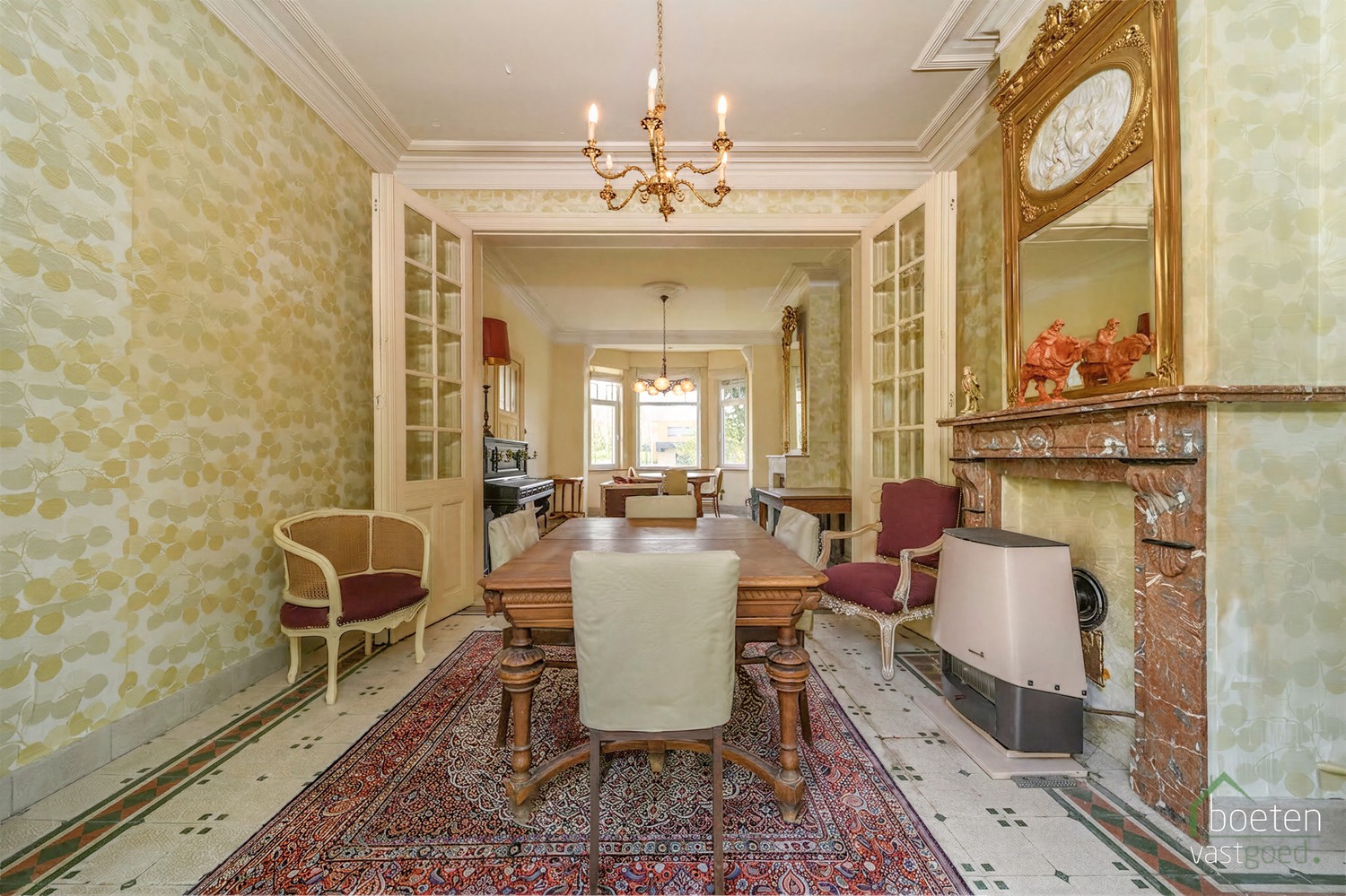 ALVERINGEM: Karaktervolle herenwoning uit het interbellum (jaren 30) met authentieke geveldetails en een warm landelijk interieur op 3.253 m² totale grondopp. - foto 3