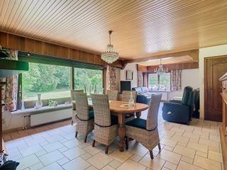 Woning met 2 SLPK, garages en riante tuin, op Toplocatie!In een rustige, verkeersluwe straat in Erembodegem, midden in het parkgebied, vindt u deze...