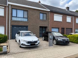 Instapklare gezinswoning met garage en zonnige tuin in Oud-Turnhout
Op zoek naar een instapklare gezinswoning op een rustige, kindvriendelijke locatie én vlak bij het centrum? Deze verzorgde woning in de Sint-Bavostraat te Oud-Turnhout combineert comfort, ruimte en een uitstekende ligging.
De woning beschikt over een aangename living(30m2) met natuurstenen vloer en mooi zicht op de tuin, een ruime keuken(14 m2) met voldoende zit- en werkruimte en een praktische bijkeuken (8m2) met aansluitingen voor alle witgoed. Daarnaast is er een kelder en een inpandige garage.
De zonnige tuin is een echte troef en beschikt over een mooi terras, grasveld, tuinberging en voldoende ruimte voor een trampoline of speelzone. Ideaal voor gezellige zomeravonden en gezinnen met kinderen.
Op de eerste verdieping bevinden zich 3 ruime slaapkamers (16 m2/ 15 m2 & 12 m2) en een vernieuwde badkamer met een moderne inloopdouche, regendouche en watervalfunctie, dubbele lavabo en verhoogd toilet.
Via de vlizotrap bereikt u de deels afgewerkte zolder. Deze is reeds voorzien van de nodige aansluitingen en biedt de mogelijkheid om een 4de slaapkamer, bureau of hobbyruimte te creëren.
Troeven:
✔️ Rustige en kindvriendelijke centrumligging
✔️ 3 slaapkamers + mogelijkheid tot 4de slaapkamer
✔️ Vernieuwde badkamer en bovenverdieping
✔️ Inpandige garage & kelder
✔️ Zonnige tuin met terras en tuinberging
✔️ EPC-label C
✔️ Conforme elektriciteit
✔️ Op wandel- en fietsafstand van scholen, winkels en sportfaciliteiten
Kortom: een instapklare en energiezuinige gezinswoning met uitbreidingsmogelijkheden, gelegen op een uitstekende locatie in Oud-Turnhout.