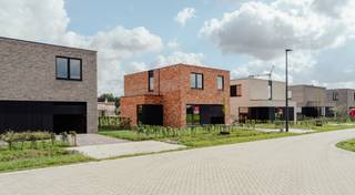 In de ‘Eggerstraat’, net buiten de dorpskern van Oostmalle bouwt Danneels deze stijlvolle open bebouwing op het lot 12. Het perceel is 630 m² groot en is rustig gelegen, achteraan de nieuwe buurt.<br /><br />Deze vrijstaande woning in moderne bouwstijl heeft een doordachte indeling. Met o.m. een lichtrijke open ingedeelde leefruimte, een volledig ingerichte keuken en badkamer, 3 ruime slaapkamers, dressingruimte in de master, een garage, oprit, terras én een mooie omheinde tuin. <br /><br />De woning wordt heel energiezuinig en is uitgerust met een geothermische warmtepomp, vloerverwarming, zonnepanelen en een ventilatiesysteem met warmterecuperatie. <br /><br /><span>We werken jouw nieuwe thuis sleutel-op-de-deur voor je af. Jij kiest jouw keuken- en badkamerinrichting, de vloer- en wandtegels uit bij onze projectpartners. Onze klantenbegeleider staat voor je klaar tijdens het hele realisatietraject. </span>