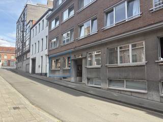 Gelegen in een rustige fietsstraat, op wandelafstand van het centrum van Leuven en vlot bereikbaar via het openbaar vervoer, bevindt zich dit gemeubeld gelijkvloers appartement met twee slaapkamers. <br /><br />U betreedt het appartement via de inkomhal, die toegang geeft tot alle vertrekken. Aan de linkerzijde bevinden zich twee gemeubelde slaapkamers, beide gelegen aan de voorzijde van het gebouw. In de inkomhal beschikt u verder over een wasplaats, een apart toilet en een badkamer met douche en wastafelmeubel.<br />Vanuit de inkomhal bereikt u de ruime leefruimte, die in open verbinding staat met de volledig uitgeruste keuken. De keuken is ingericht met een frigo, diepvries, keramische kookplaat, ingebouwde oven, vaatwasser en een geïntegreerde eettafel. <br />Vanuit de leefruimte stapt u naar de private koer, een ruime overdekte buitenruimte, een troef die in het centrum van Leuven niet vanzelfsprekend is.<br /><br />Het appartement werd recentelijk voorzien van een nieuwe verflaag en is doorheen alle vertrekken uitgerust met lichtarmaturen; in de slaapkamers zijn tevens gordijnen aanwezig. In de kelder beschikt het appartement over een private berging en een gemeenschappelijke fietsenstalling.<br /><br />De huurprijs bedraagt € 1150 per maand, met een maandelijkse provisie van € 50 voor het onderhoud en verbruik van de gemeenschappelijke delen. De nutsvoorzieningen zijn ten laste van de huurder. Het pand is onmiddellijk beschikbaar.<br /><br />Interesse in een bezichtiging? Plan snel een afspraak op https://immojanstas.be/nl/huren via onze online agenda, de snelste en efficiëntste manier om een bezichtiging in te plannen! Voor vragen zijn wij beschikbaar op het nummer 016 23 90 81, elke weekdag van 10u tot 13u.