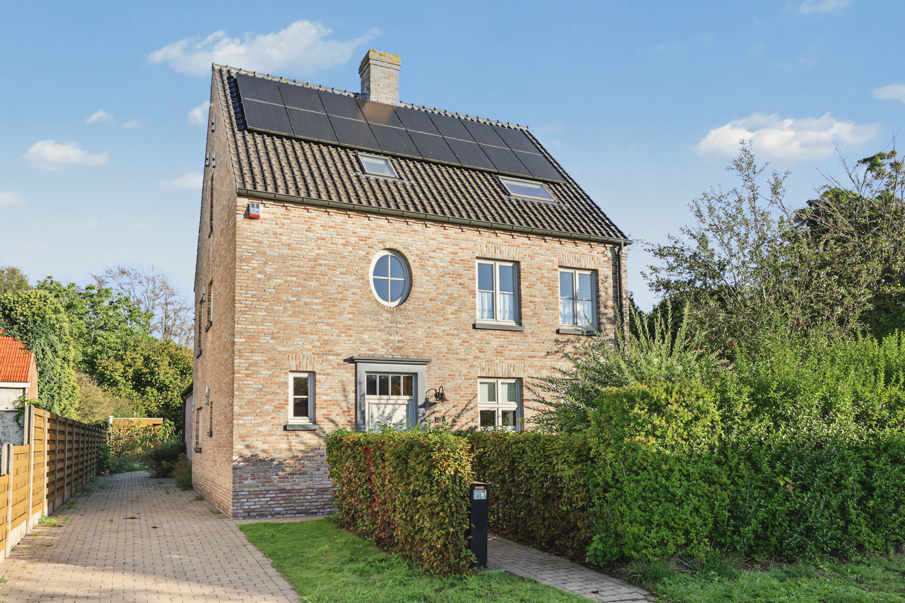 Ruime gezinswoning met 6 slaapkamers, 2 badkamers en een mooie tuin - foto 1