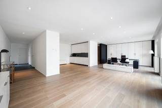 Dit energiezuinig gelijkvloers appartement is gelegen op een toplocatie in Sint-Katelijne-Waver, op wandelafstand van het dorp en parkeergelegenheid.<br /><br />Het gebouw werd in 2016 zowel energetisch als esthetisch volledig gerenoveerd met kwalitatieve materialen. Het appartement/bureauruimte is achteraan het pand gelegen en is momenteel één grote open ruimte met verschillende mogelijkheden. De indeling en/of het plaatsen van een slaapkamerwand kan verder worden besproken.<br /><br />Wilt u dit appartement zelf ontdekken? Bekijk dan nu al de grondplannen op onze website.<br />Meer informatie bekomen of een afspraak maken kan via 015 21 21 21 of olivier.lievens@imovastgoed.be.