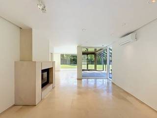 This completely renovated home combines space, comfort and an excellent location with easy access roads in the vicinity. The house was...