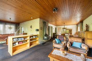 <p>Aan de dorpsrand van Herselt vind je deze te renoveren, maar charmante woning, met zicht op de watertoren en omgeven door groen. De woning ademt de sfeer van de jaren ’70 en biedt tegelijk alle mogelijkheden om te renoveren naar jouw droomwoning.</p><p>Op straatniveau bevindt zich een ruime inpandige garage met wasplaats en berging. Op de eerste verdieping bevindt zich de open leefruimte met grote raampartijen en een gezellige zithoek. Vanaf hier kijk je uit op het terras, de tuin en het achterliggende groen. Er is tevens een ruime keuken aanwezig. De badkamer is voorzien van een ligbad, wastafel, toilet en bidet. Er is ook nog een (apart) gastentoilet.</p><p>Naast de inkomhal bevindt zich een bureel. dit is eventueel ook te transformeren naar een 4de slaapkamer. De huidige 3 slaapkamers zijn alleszins zeer ruim en aangenaam om er te vertoeven.</p><p>De woning wordt verwarmd via vloerverwarming op stookolie en via een kachel.</p><p>Met een ligging aan de dorpsrand op wandel- en fietsafstand van het centrum, winkels en scholen biedt deze woning tonnen potentieel. Er kan een vrij beroep worden uitgeoefend, wat deze woning ook interessant maakt voor zelfstandigen die wonen en werken willen combineren. Na het werk kan je in de tuin ontspannen.</p><p>De renovatieplicht is van toepassing. Er zijn financiële ondersteuningsmaatregelen (vb. renteloos renovatiekrediet, energielening+, bepaalde premies...) om u daarbij te helpen!</p><p>Kom deze woning ontdekken? Contacteer ons op 0479/01.01.01!</p>