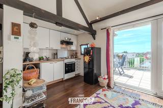 Deze instapklare penthouse is gelegen op de derde verdieping in de IJzerlaan in Middelkerke, op een aangename locatie vlak bij het centrum. Dankzij de recente renovaties, de ruime indeling en de uitzonderlijke buitenruimtes is dit een ideale woonst als vaste verblijfplaats, tweede verblijf of investering.<br /><br />Het appartement beschikt over een lichtrijke leefruimte, een ruime slaapkamer en is instapklaar, waardoor u zonder zorgen onmiddellijk kunt intrekken.<br /><br />De absolute blikvanger van deze penthouse is het gigantische zonnige terras met open zicht, waar u in alle rust kunt genieten van de buitenlucht.<br /><br />Er geld geen renovatieverplichting (EPC C) en de elektriciteit is conform gekeurd.<br /><br />De combinatie van de recente verbeteringswerken, het royale terras en de centrale ligging maakt van deze penthouse een unieke opportuniteit in Middelkerke.<br /><br />Voor meer informatie of een bezoek kunt u contact opnemen met Inti via inti@immofrancois.be of 0499 74 89 74.<br /><br />In het gebouw is geen lift aanwezig. <br /><br />