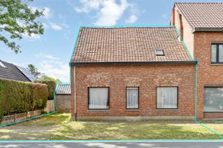 Bent u op zoek naar een uniek renovatieproject met tal van mogelijkheden? Dan is dit pand precies wat u zoekt!Gelegen in een rustige omgeving, maar...