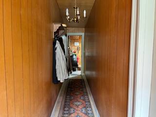 Net buiten de vesten van Lier bevindt zich deze gezellige, te renoveren stadswoning. Via de inkomhal betreedt u de woning en komt u in de aangename woonkamer en eetkamer. Verder beschikt het gelijkvloers over een keuken, waar tevens de aansluiting voor de wasmachine voorzien is. Via de keuken heeft u toegang tot de koer en een buitentoilet.. Achteraan bevinden zich een praktische berging anex werkplaats met garage (21m²). De garage is eveneens toegankelijk via een servitudeweg naar Eeuwfeestlaan. Op de eerste en tweede verdieping bevinden er zich telkens twee slaapkamers van 14m² en 9m². Daarnaast beschikt de woning over een benutbare zolder van 20m², die extra bergruimte en mogelijkheden biedt. De zolder is bereikbaar via een vaste trap. Dankzij de uitstekende ligging bevinden zich alle stadsactiviteiten zich in de nabijheid.