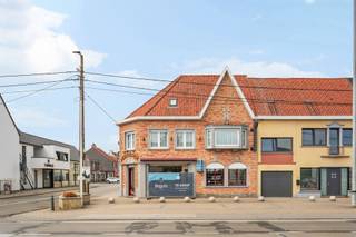Te koop: veelzijdig handelspand met woonst in Beveren-LeieCentraal gelegen in Beveren-Leie bevindt zich deze veelzijdige eigendom waar wonen en ondernemen perfect gecombineerd kunnen worden. Dankzij de commerciële zichtbaarheid, ruime indeling en nabijheid van winkels, scholen en openbaar vervoer biedt het pand tal van mogelijkheden.Wat maakt dit pand uniek?De commerciële ruimte leent zich uitstekend voor uiteenlopende activiteiten zoals een winkel, kantoor, praktijk, horeca of atelier. Het privégedeelte is volledig afgescheiden van de handelsruimte. Op het gelijkvloers vindt u een leefruimte, uitgeruste keuken en kelder. De eerste verdieping omvat drie lichtrijke slaapkamers en een badkamer met ligbad, toilet en dubbele lavabo.Via een vaste trap bereikt u de ruime zolder, die mogelijkheden biedt voor extra slaapkamers, een hobbyruimte of bijkomende opslag.Bovendien bestaat de mogelijkheid om afzonderlijk een dubbele garage met bureel en tuin aan te kopen. Deze beschikt over twee automatische garagepoorten, een aparte ingang en reeds aanwezige leidingen met het oog op een mogelijke verdere inrichting.Voor wie is dit ideaal?Ideaal voor zelfstandigen, ondernemers of investeerders die wonen en werken willen combineren op een centrale locatie.Te koop via Immo Beguin, jouw vastgoedexpert sinds 2009, met kantoren in Ronse, Waregem, Kortrijk, Deinze, Doornik, Lessines, Moeskroen en Nieuwpoort.Meer info of bezoek via charlotte@immobeguin.be.