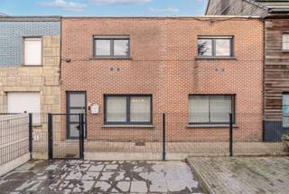 Op zoek naar een woning waar rust en centrale ligging perfect samengaan? Deze eigendom bevindt zich in het centrum van Harelbeke, in een autovrije straat die zorgt voor een uniek gevoel van rust, en toch op wandelafstand van het station. Parkeren is geen probleem dankzij de ruime parkeermogelijkheden in de nabije omgeving.<br /><br />Belangrijke pluspunten:<br />- Elektriciteit conform<br />- De keuken is gloednieuw en goed uitgerust<br />- 4 ruime slaapkamers<br /><br />Indeling:<br />De inkomhal met vestiaire en bergruimte leidt naar een ruime leefruimte met een gezellige houtcassette, die rechtstreeks aansluit op de volledig vernieuwde keuken (Dovy). Deze werd recent vernieuwd en is voorzien van alle apparatuur. Op het gelijkvloers bevindt zich ook de volledig uitgeruste badkamer, met ligbad, douche en toilet.<br /><br />Op de verdieping vind je 4 volwaardige slaapkamers, elk voorzien van dubbele beglazing met rolluiken en airco die zowel koelt als verwarmt. De woning beschikt over een afgesloten tuin met tuinberging, ideaal voor fietsen of ander materiaal.<br /><br />De elektriciteit is conform.<br /><br />REF: YP/26089/TK