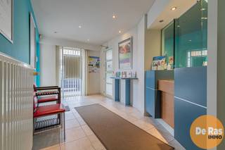 <p><strong>AALST – Woning met handelsruimte op centrale ligging</strong><br /><br />Bent u op zoek naar een ruime woning met geïntegreerde handelsruimte? Deze veelzijdige eigendom, gelegen aan de stadsrand van Aalst, combineert een uiterst centrale ligging met een vlotte bereikbaarheid naar de E40 en de belangrijkste gewestwegen. Het gebouw werd opgericht in 1996 en bevindt zich op een perceel van 2a 13ca.<br /><br />Bij het betreden van het gelijkvloers komt u binnen in de handelsruimte met onthaalgedeelte en klantendesk, aangevuld met een ruime bureauruimte en een aparte kantoorruimte, ideaal voor het uitoefenen van een zelfstandige activiteit. Verder beschikt deze verdieping over een eetruimte met toegang tot het terras en de aangename tuinzone, evenals een apart toilet. Een bijkomende troef is de tweede commerciële ruimte op het gelijkvloers, voorzien van een aparte inkom langs de straatzijde, wat extra mogelijkheden biedt voor uitbreiding van uw zaak.<br /><br />Op de bovenverdieping bevindt zich het woongedeelte, bestaande uit lichtrijke leefruimtes, twee volledig geïnstalleerde keukens waarvan één met terras, een praktische berging, twee badkamers en in totaal vier slaapkamers. Deze indeling maakt het pand niet alleen geschikt voor grote gezinnen, maar biedt ook mogelijkheden voor combinatie wonen-werken.<br /><br />Het volledige gebouw is uitgerust met centrale verwarming op gas.<br /><br />Dankzij de strategische ligging en de combinatie van wonen en werken vormt dit pand een unieke opportuniteit voor zelfstandigen of gezinnen die op zoek zijn naar ruimte en flexibiliteit op een uitstekende locatie.<br /><br />Interesse? Neem vandaag nog contact op voor meer informatie of een bezoek via 053/60.65.60.</p>