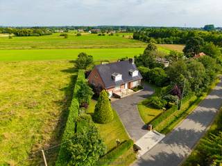<br /><br />RUIME VILLA met een BEWOONBARE OPPERVLAKTE van ca. 324 m², gelegen op een UITGESTREKT PERCEEL van ca. 2.125 m² op slechts 2 km van het CENTRUM VAN WAREGEM. Deze eigendom combineert een RUSTIGE, LANDELIJKE LIGGING met een UITSTEKENDE BEREIKBAARHEID, waardoor u geniet van het beste van twee werelden. Winkels, scholen, openbaar vervoer en INVALSWEGEN bevinden zich bovendien op KORTE AFSTAND. Dankzij de ROYALE VOLUMES en de DOORDACHTE INDELING biedt deze woning een UITSTEKENDE BASIS om mits MODERNISERING uit te groeien tot een RUIME GEZINSWONING.<br />De indeling gaat als volgt: via de inkomhal met gastentoilet en aparte bureauruimte heeft u toegang tot de lichtrijke woonkamer, waar grote raampartijen zorgen voor een aangenaam contact met de tuin. Aansluitend bevindt zich de ingerichte keuken, die rechtstreeks toegang biedt tot de inpandige garage. Op de tussenverdieping vindt u 2 slaapkamers en een te moderniseren badkamer. De 1ste verdieping beschikt over nog eens 2 bijkomende slaapkamers en een uiterst ruime zolder, die tal van mogelijkheden biedt voor het creëren van extra slaapkamers, een hobbyruimte, bureau of speelkamer.<br />Buitenshuis geniet u van een ruime oprit, een aangenaam terras en een groene tuin met open zicht op de omgeving, waar rust en privacy centraal staan.<br /><br />Adres: Gentse Heerweg 72 te Waregem<br /><br />EPC: 468kWh/m², G-score en P-score A, Renovatieverplichting van toepassing, Bestuursmaatregelen in het maatregelenregister: Neen