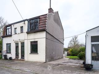 Oostakker - Te renoveren halfopen woning in doodlopende straat met ontwikkelingsmogelijkheden De belangrijkste troeven: * Vlotte bereikbaarheid,...