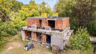 <p><strong>Ruwbouwwoning met kelder op rustige en groene locatie te Essen - Wildert<br /><br /></strong>Bent u op zoek naar een woning die u volledig naar eigen smaak en wensen kan afwerken? Dan biedt deze <strong>ruwbouwwoning</strong> in de <strong>Populierenlaan te Essen</strong> een unieke opportuniteit. Gelegen in een rustige en groene woonomgeving geniet u hier van een aangename combinatie van rust, privacy en een vlotte bereikbaarheid. Winkels, scholen, openbaar vervoer en het centrum van Essen - Wildert bevinden zich op korte afstand, terwijl ook natuur- en wandelgebieden gemakkelijk bereikbaar zijn.<br />De woning werd reeds gedeeltelijk gerealiseerd. Hierdoor krijgt u de mogelijkheid om de verdere afwerking volledig af te stemmen op uw eigen woonwensen en budget.</p>
<p><strong>Gelijkvloerse verdieping <br /></strong>- Inkomhal met ruimte voor vestiaire<br />- Gastentoilet<br />- Ruime en lichtrijke leefruimte<br />- Open keuken met zicht op de tuin<br />- Praktische berging / bijkeuken<br />- Inpandige garage</p>
<p><strong>Verdieping <br /></strong>- <strong>4 slaapkamers<br /></strong>- Extra ruimte voor <strong>dressing/bureau</strong> of mogelijkheid tot <strong>5e slaapkamer</strong><br />- Badkamer met toilet<br />- Groendak aanwezig</p>
<p><strong>Reeds uitgevoerde werken<br /></strong>-<strong> Volledige kelder</strong> onder de woning met 10 jaar garantie<br />- Ruwbouw volledig opgetrokken in snelbouw<br />- Gevelsteen en isolatie reeds geplaatst tot de eerste verdieping<br />- Ventilatiekanalen voorzien voor een <strong>ventilatiesysteem D<br /></strong>- Voorzieningen en bekabeling voor inbouwspots reeds aangebracht in de betonplaat<br />- Grote opening tussen garage en kelder voor het eenvoudig verplaatsen van grotere materialen tijdens de verdere afwerking</p>
<p><strong>Bijzonderheden<br /></strong>Op het perceel bevindt zich momenteel een bijkomend woonhuisje dat tijdens de verdere afwerking van de woning gebruikt kan worden. Na voltooiing van de nieuwbouw dient dit gebouw verwijderd te worden conform de vergunde toestand.</p>
<p><strong>Ligging<br /></strong>De Populierenlaan is gelegen in een rustige en residentiële buurt van Essen, omgeven door groen en natuur. Hier geniet u van een aangename woonomgeving met alle dagelijkse voorzieningen binnen handbereik. Dankzij de vlotte verbindingen naar het centrum van Essen, Kalmthout en Nederland combineert deze locatie rust met een uitstekende bereikbaarheid.</p>
<p><strong>Een unieke kans voor wie op zoek is naar een woning die nog volledig naar eigen smaak kan worden afgewerkt op een rustige en groene locatie in Essen - Wildert. Contacteer ons gerust voor meer informatie of een bezoek ter plaatse.</strong></p>