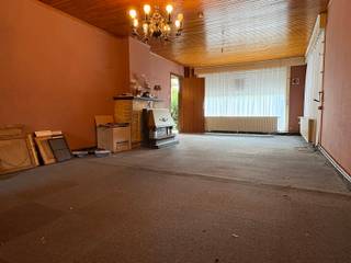 <p>Deze gelijkvloerse woning is gelegen op een perceel van 800m² aan de rand van Maldegem. U woont er op wandel-/fietsafstand van het centrum van Maldegem met alle mogelijke winkels, scholen,… binnen handbereik.</p>
<p>Woning: inkomhal, leefruimte, keuken, badkamer, 3 slaapkamers, stookplaats.</p>
<p>Buiten: voor- en zijtuin met oprit, achtertuin en bijgebouw/extra grote garage.</p>
<p>Buiten: oprit, voor- en zijtuin, externe garage met automatische poort en tot slot de achtertuin met terras, tuinberging en open zicht.</p>
<p>Van deze gelijkvloerse woning uw nieuwe thuis maken?</p>
<p>Contacteer Bonne Vastgoed 7 op 7 voor meer info via 050/73.73.73 of info@bonnevastgoed.be</p>