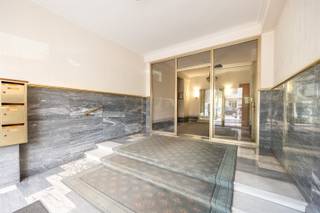 <p><span>ANTWERPEN - Van Putlei 37/ Bosmanslei 19:</span><span> Te renoveren gelijkvloersappartement in gegeerde buurt.</span></p><p><span> </span></p><p><span>BESCHRIJVING:</span></p><p><span> </span></p><p><span>Te renoveren gelijkvloersappartement (voormalige conciërgewoning) van ca. 52 m² gelegen op de hoek van de Van Putlei en Bosmanslei, in een aangename en gegeerde woonomgeving in Antwerpen. </span></p><p><span>Dankzij de praktische indeling en de gunstige ligging biedt deze woning een interessante opportuniteit voor starters, investeerders of wie een compacte woonst naar eigen smaak wil renoveren.</span></p><p><span> </span></p><p><span>Men betreedt het appartement via een inkomhal met vestiaire.</span></p><p><span>Aan de linkerzijde bevindt zich de keuken, aansluitend aan de leefruimte.</span></p><p><span>Verder in de hal bevindt zich de badkamer met douche, toilet en lavabo..</span></p><p><span>Achteraan in de gang bevindt zich de slaapkamer.</span></p><p><span> </span></p><p><span>Mits de nodige renovatie/opfrissingswerken is hier de perfecte woonst van te maken!</span></p><p><span> </span></p><p><span>BIJZONDERHEDEN:</span></p><p><span> </span></p><p><span>* Uitstekende ligging in een rustige en residentiële buurt, met winkels, openbaar vervoer, scholen en belangrijke verbindingswegen in de onmiddellijke nabijheid.</span></p><p><span>* Te renoveren naar eigen smaak</span></p><p><span>* Interessante opportuniteit voor starters of investeerders</span></p><p><span>* Gemeenschappelijke kosten ca 140€/maand (provisie verwarming, water, syndicus, blokpolis, onderhoud, reservefonds, ...)</span></p><p><span> </span></p>